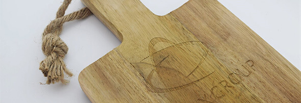 company branding logo op hout