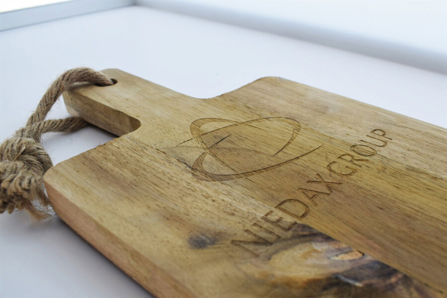 company branding logo op houten plank