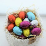 Paasgeschenken Mandje gevuld paaseieren