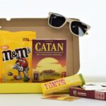 Brievenbusgeschenk Secretaressedag Catan MenM Zonnebril Tony Chocolonely
