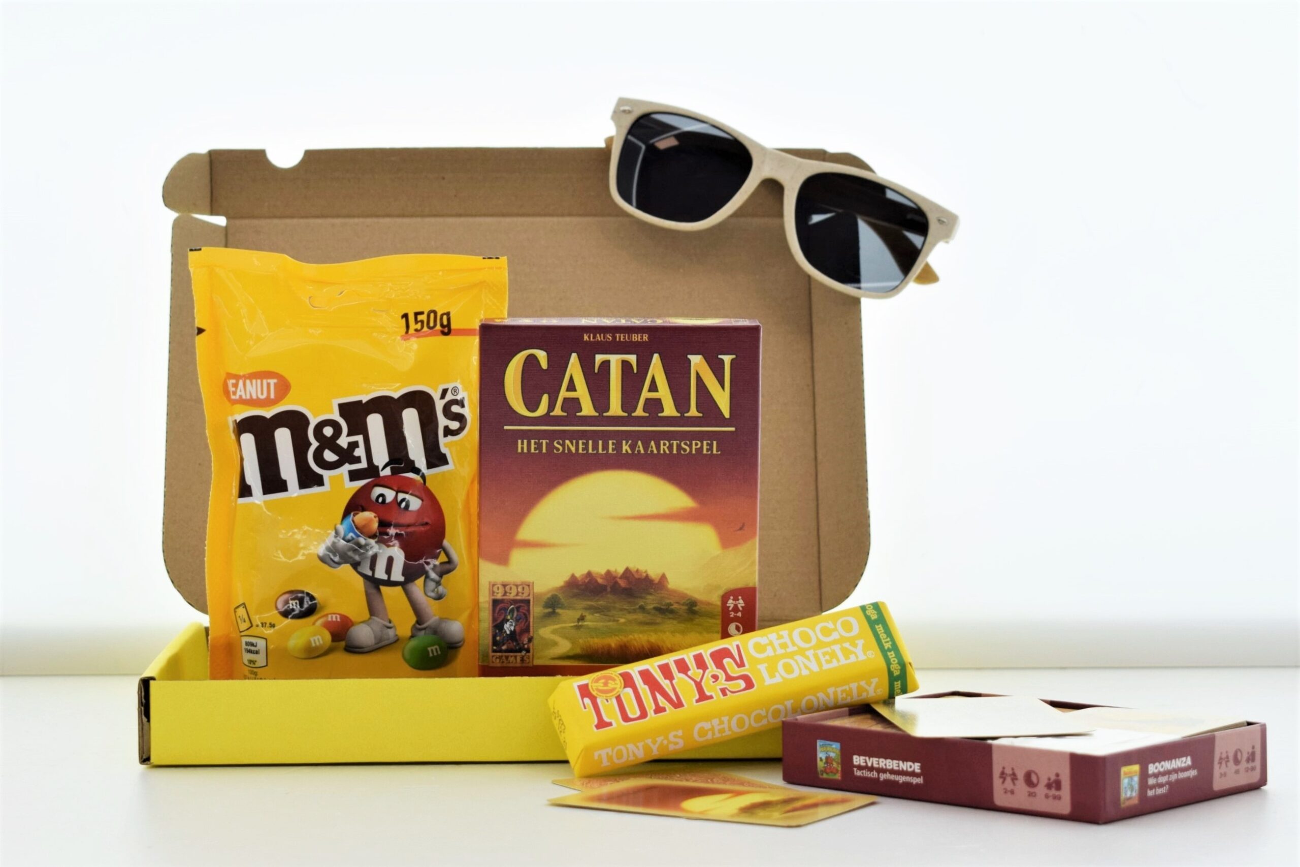 Brievenbusgeschenk Secretaressedag Catan MenM Zonnebril Tony Chocolonely