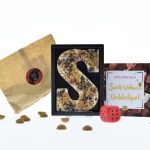 Sint23 - Sinterklaas dobbelspel. Kruidnotenmix om zelf te bakken, ambachtelijke chocolade letter en een dobbelspel.
