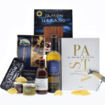 Pasta - Boek, wijn met opener, ham, passata, bruschetta, pesto en pasta schelp