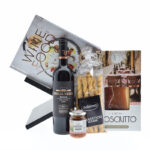 Inspiratie - Boekenstandaard, boek, wijn, ham en broodstick