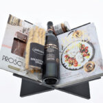 Inspiratie - Boekenstandaard, boek, wijn, ham en broodstick