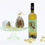 Paasgeschenk met chocolade en wijn