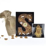 Sint23 - Logo Letter met jute zakje met pepernootjes en een ambachtelijke chocolade sinterklaas