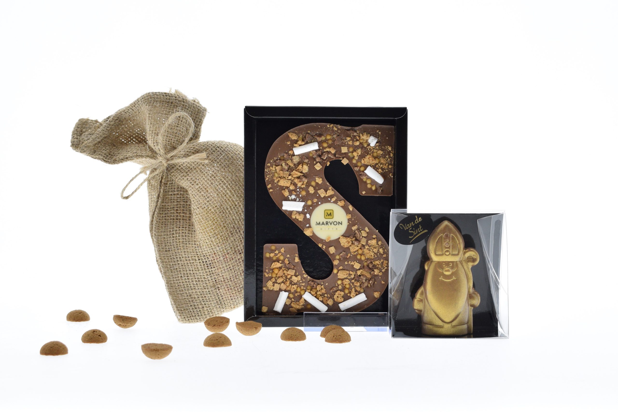 Sint23 - Logo Letter met jute zakje met pepernootjes en een ambachtelijke chocolade sinterklaas