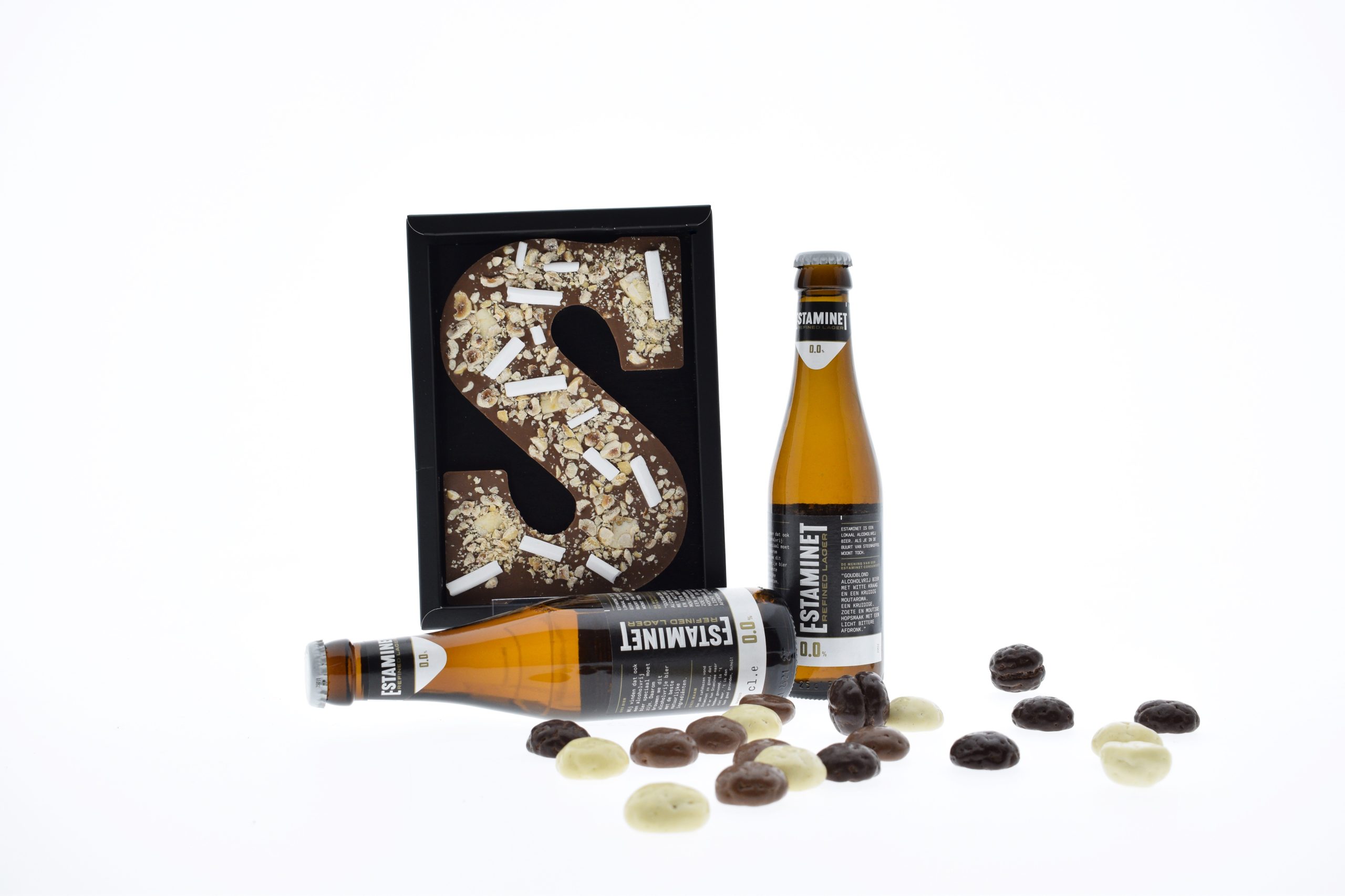 Sint23 - Sint 0.0%. Ambachtelijke chocoladeletter, met chocolade pepernoten en 0.0% biertjes.