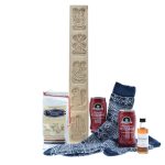 Sinterklaas bakt! Niet standaard maar wel echt een sinterklaaspakketje gevuld met warme sokken, speculaasplank met bakmix en ijskoffie