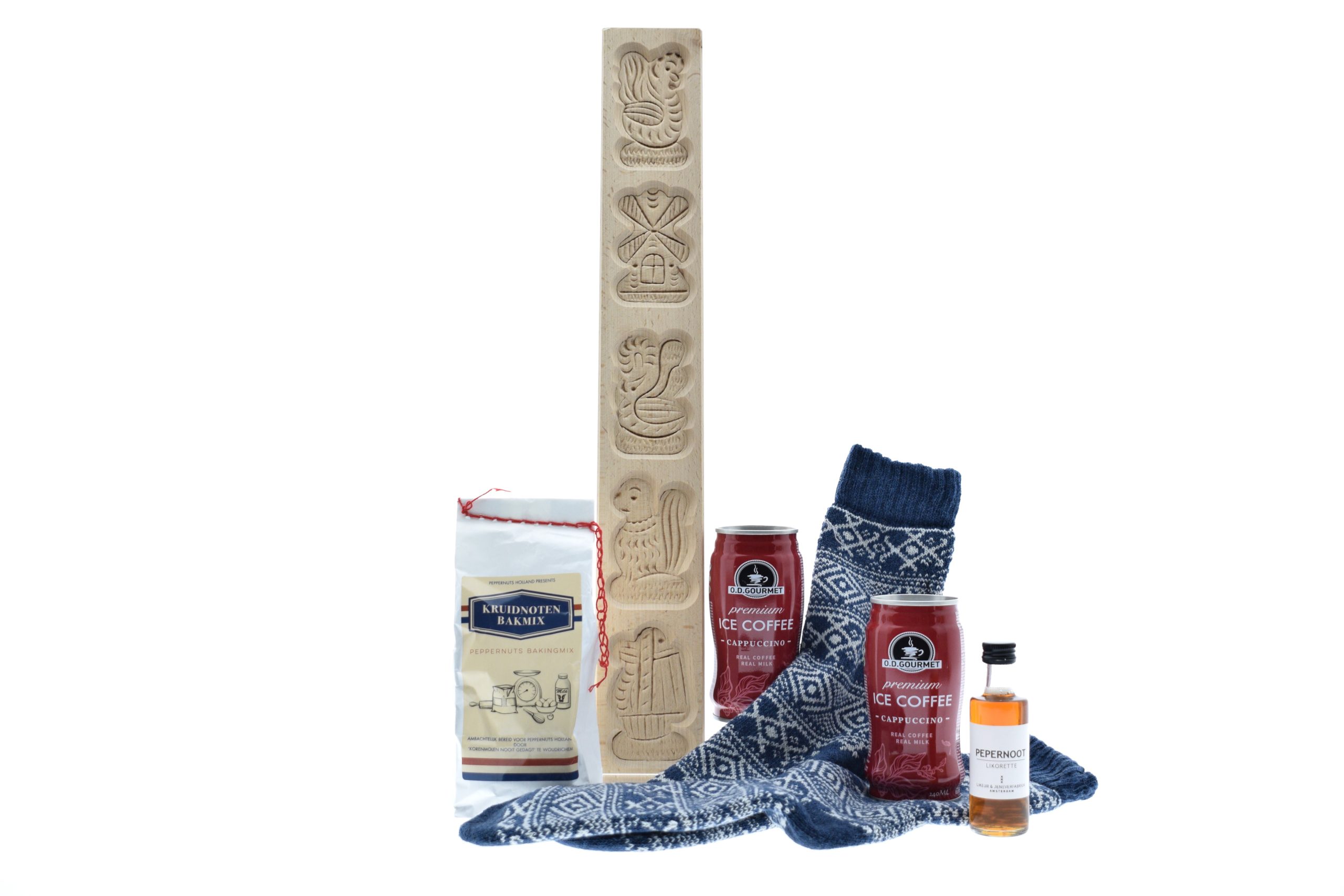 Sinterklaas bakt! Niet standaard maar wel echt een sinterklaaspakketje gevuld met warme sokken, speculaasplank met bakmix en ijskoffie